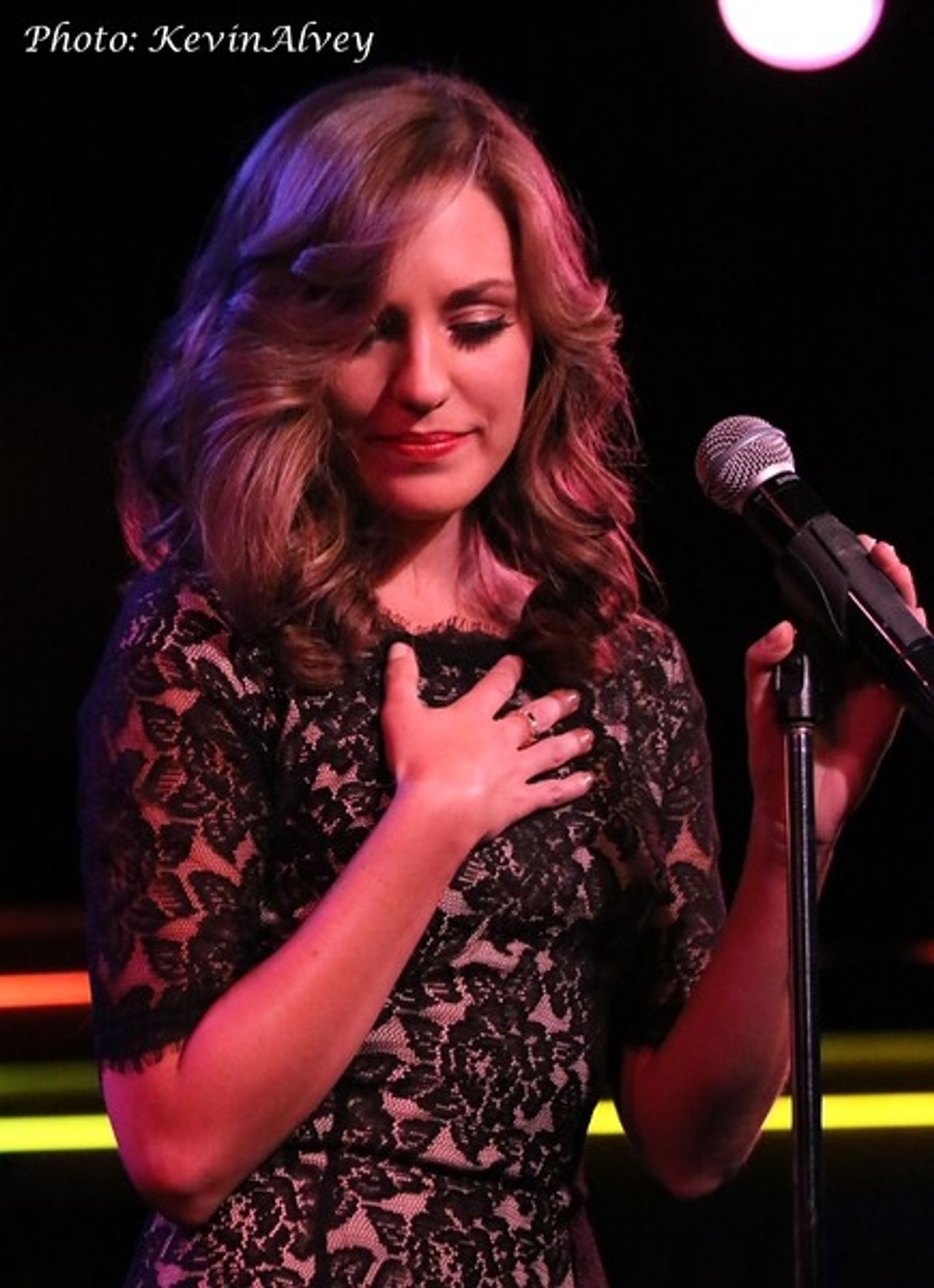 Photo Flash: Laura Osnes Spends an Evening at Birdland  Image