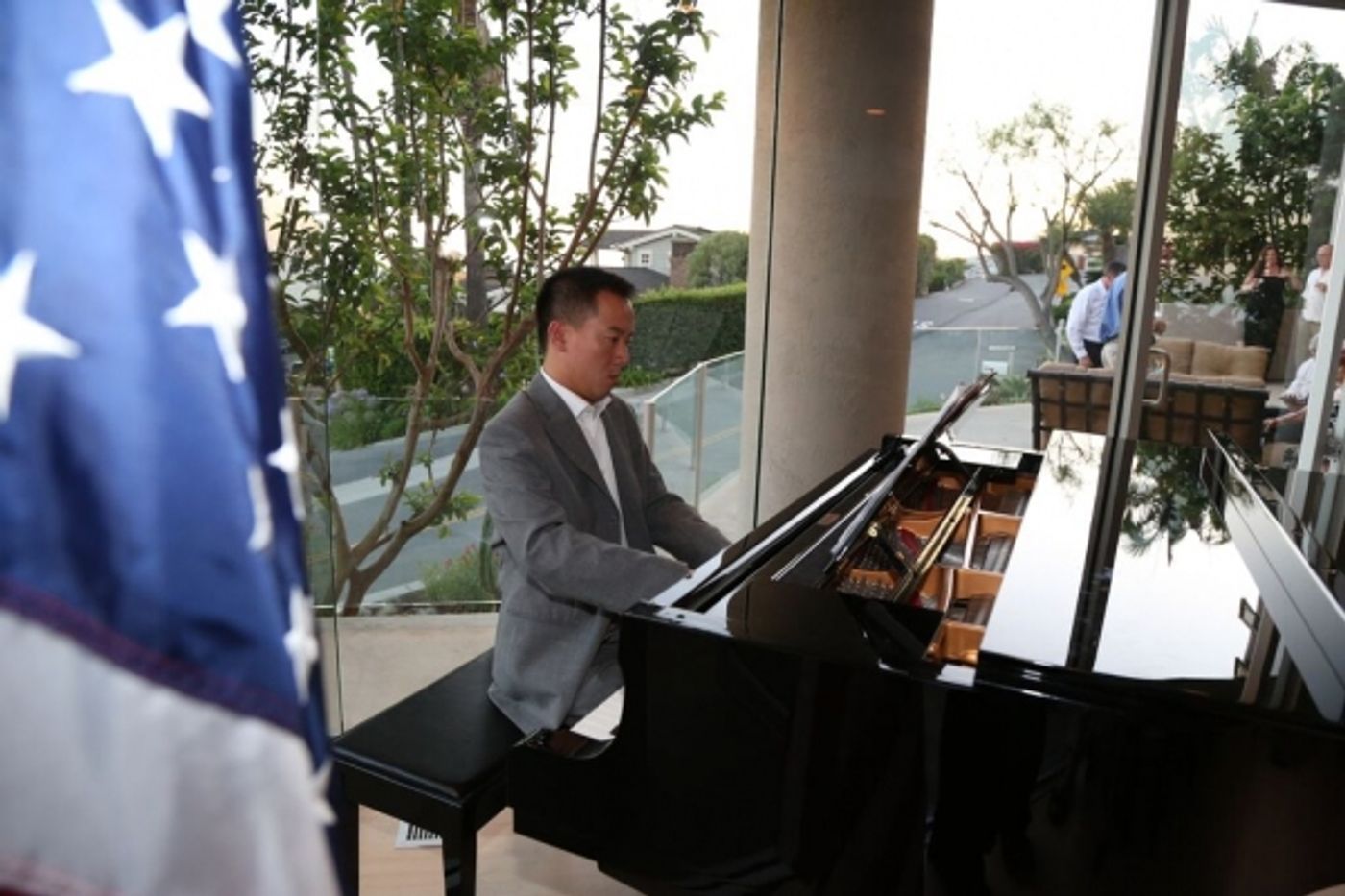Photo Flash: Tenor Anthony Kearns Headlines Private Concert for Wells of Life Charity in California  Image