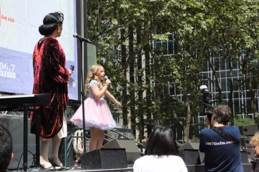 Photo Flash: Cast of Off-Broadway's RUTHLESS! Performs in Bryant Park Image