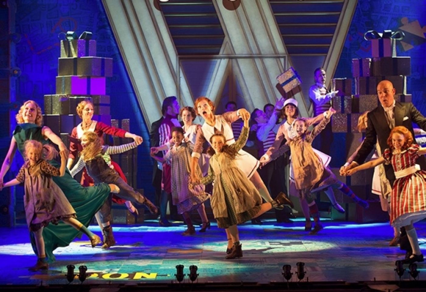 Photo Flash: ANNIE Gets a Makeover in Flashy UK Tour  Image