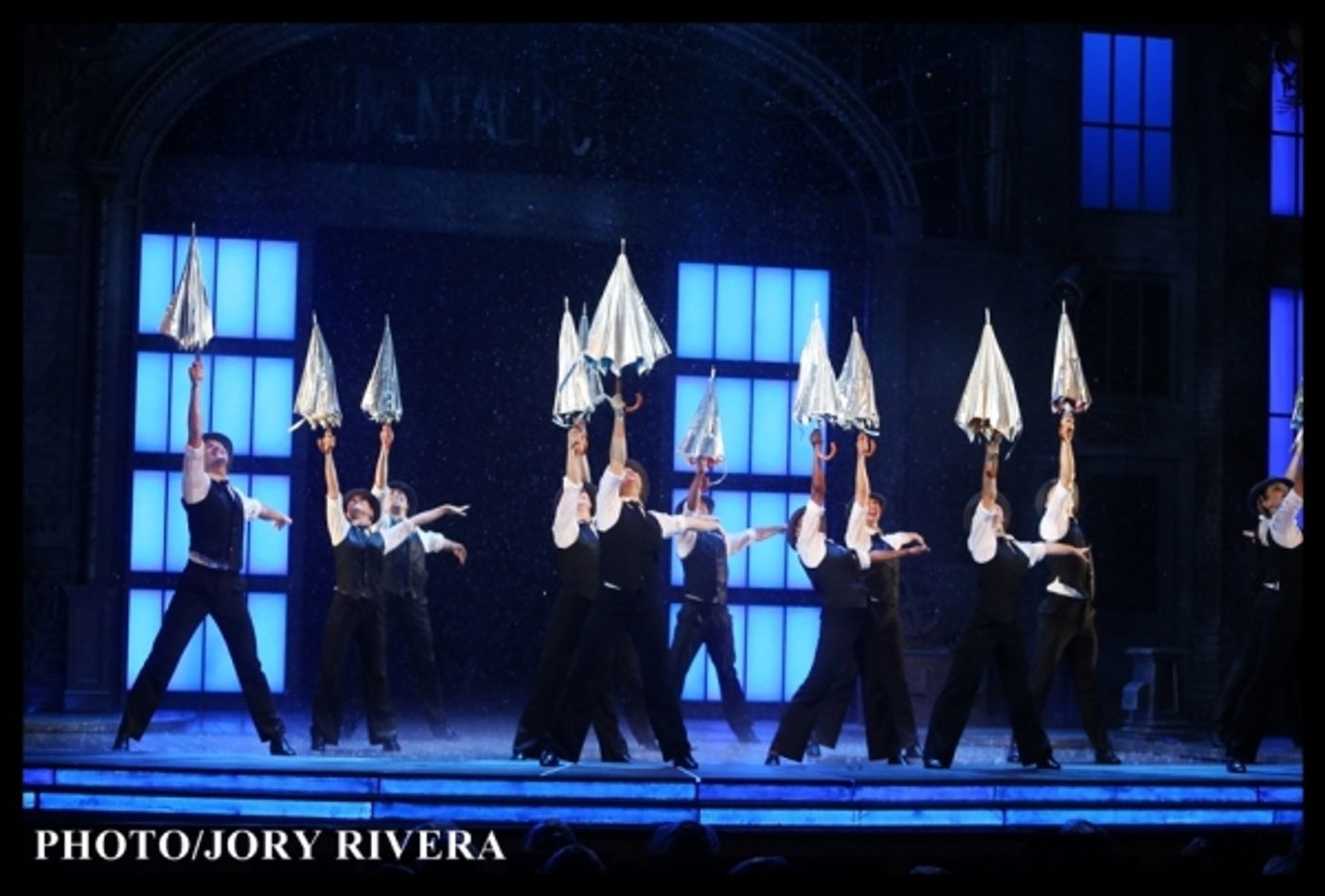 Photo Coverage: Cast of SINGIN' IN THE RAIN Takes Opening Bow in Manila  Image