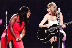 Uzo Aduba and Taylor Swift Photo