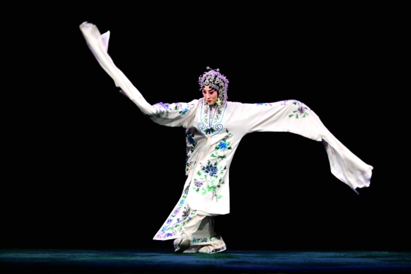 Photo Flash: Peking Opera's LEGEND OF THE WHITE SNAKE and THE JEWELRY PURSE Begin Tonight at Lincoln Center Photo Flash: Peking Opera's LEGEND OF THE WHITE SNAKE and THE JEWELRY PURSE Begin Tonight at Lincoln Center Image