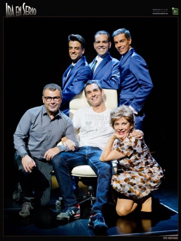 El reparto de IBA EN SERIO junto a su director, Juan Carlos Rubio (Foto: Javier Naval Photo