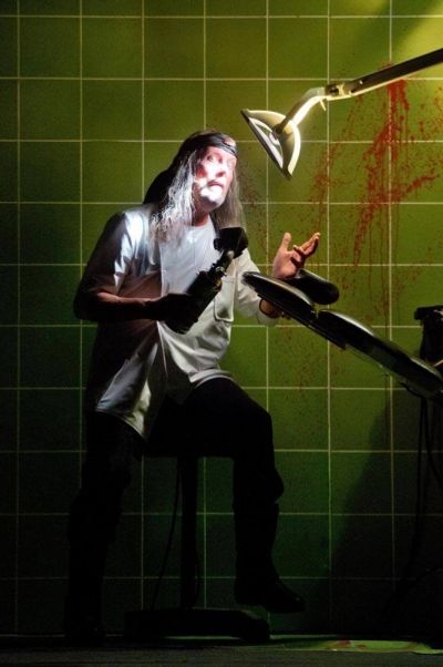 Hans-Werner Olm als Dr. Orin Scrivello Photo