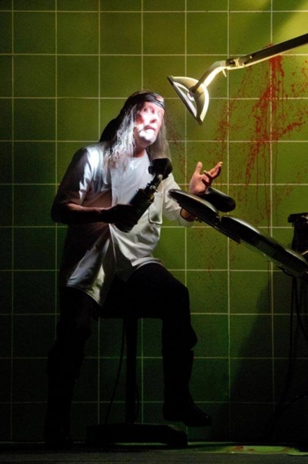 Hans-Werner Olm als Dr. Orin Scrivello Photo