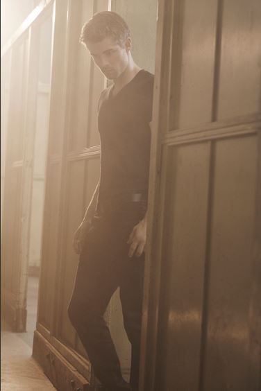 Luke Mitchell Photo