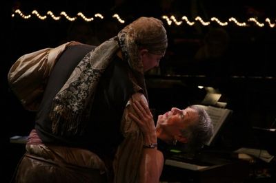 David Arnold salutes (and dips) Honoree Wesley Paine Photo