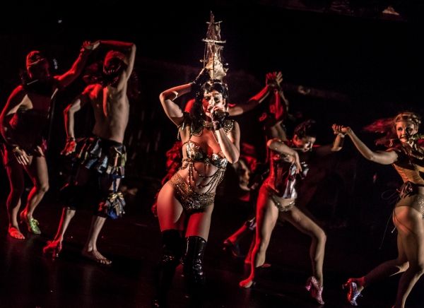 Brett Umlauf (center) and the cast of CINDERELLA Photo