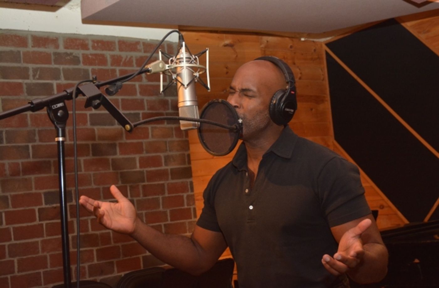 Exclusive Photo Coverage: SCHOOL OF ROCK's Alan H. Green Sings Carols For A Cure  Image