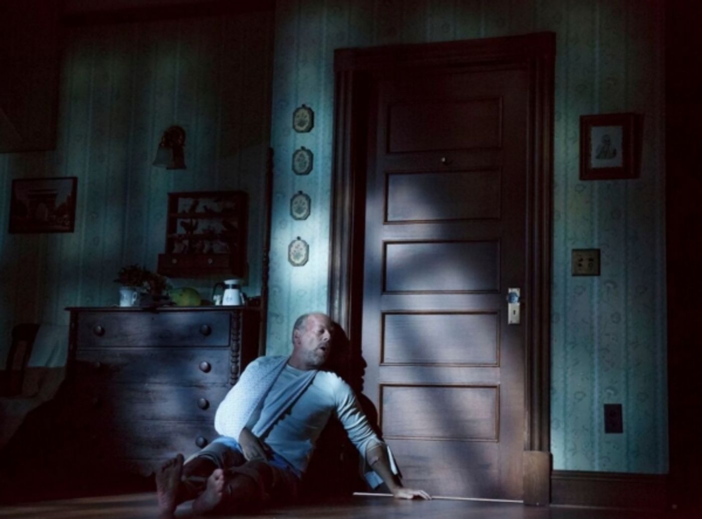 Photo Flash: Just in Time for Halloween! First Look at Bruce Willis & Laurie Metcalf in MISERY on Broadway  Image
