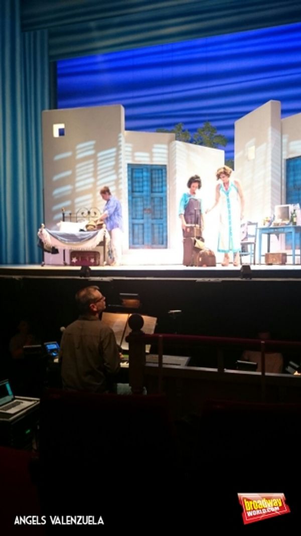 El director Arnau Vila supervisa el ensayo Photo