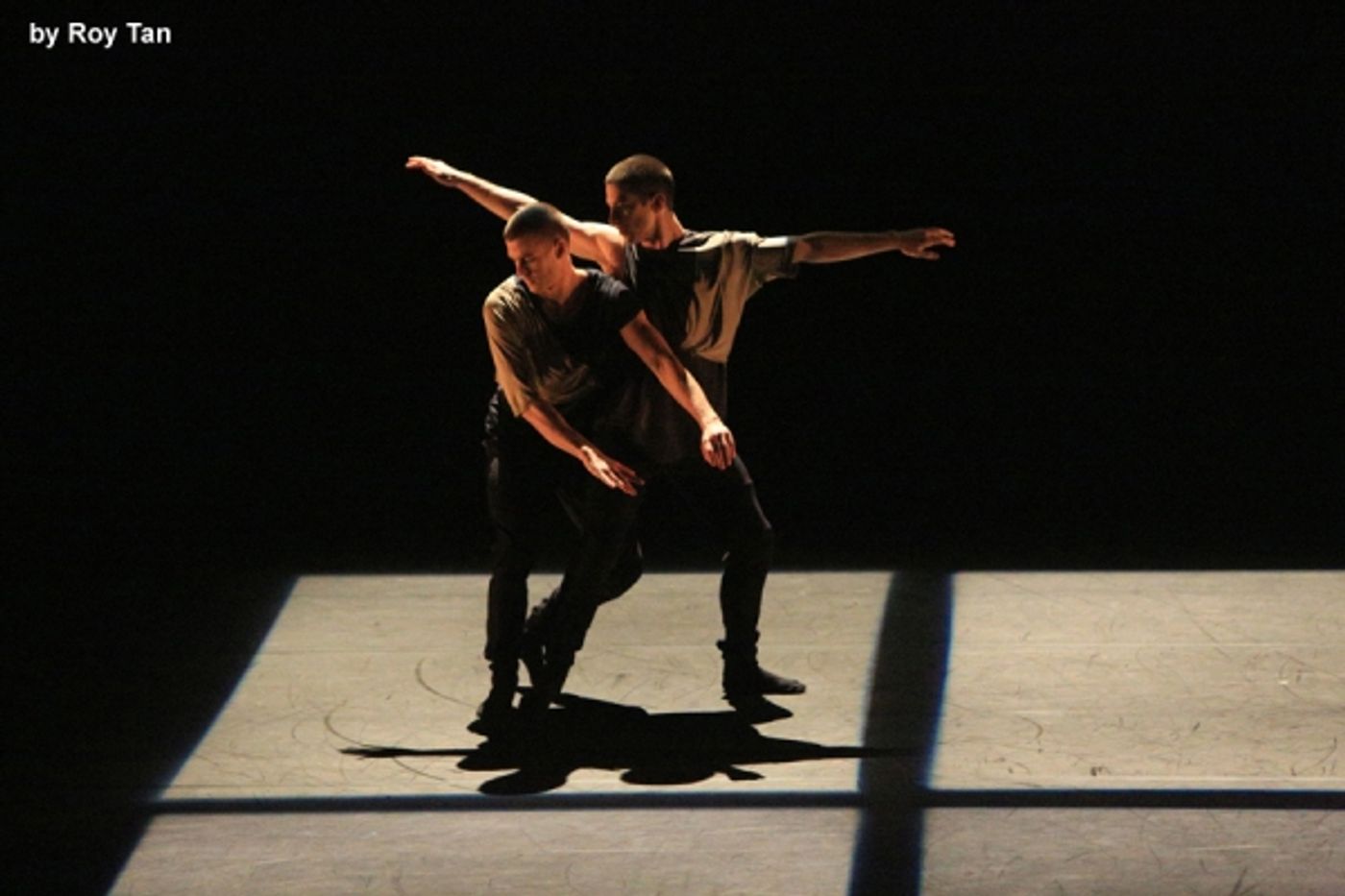 Photo Flash Exclusive: First Look at Russell Maliphant Company's CONCEAL | REVEAL  Image