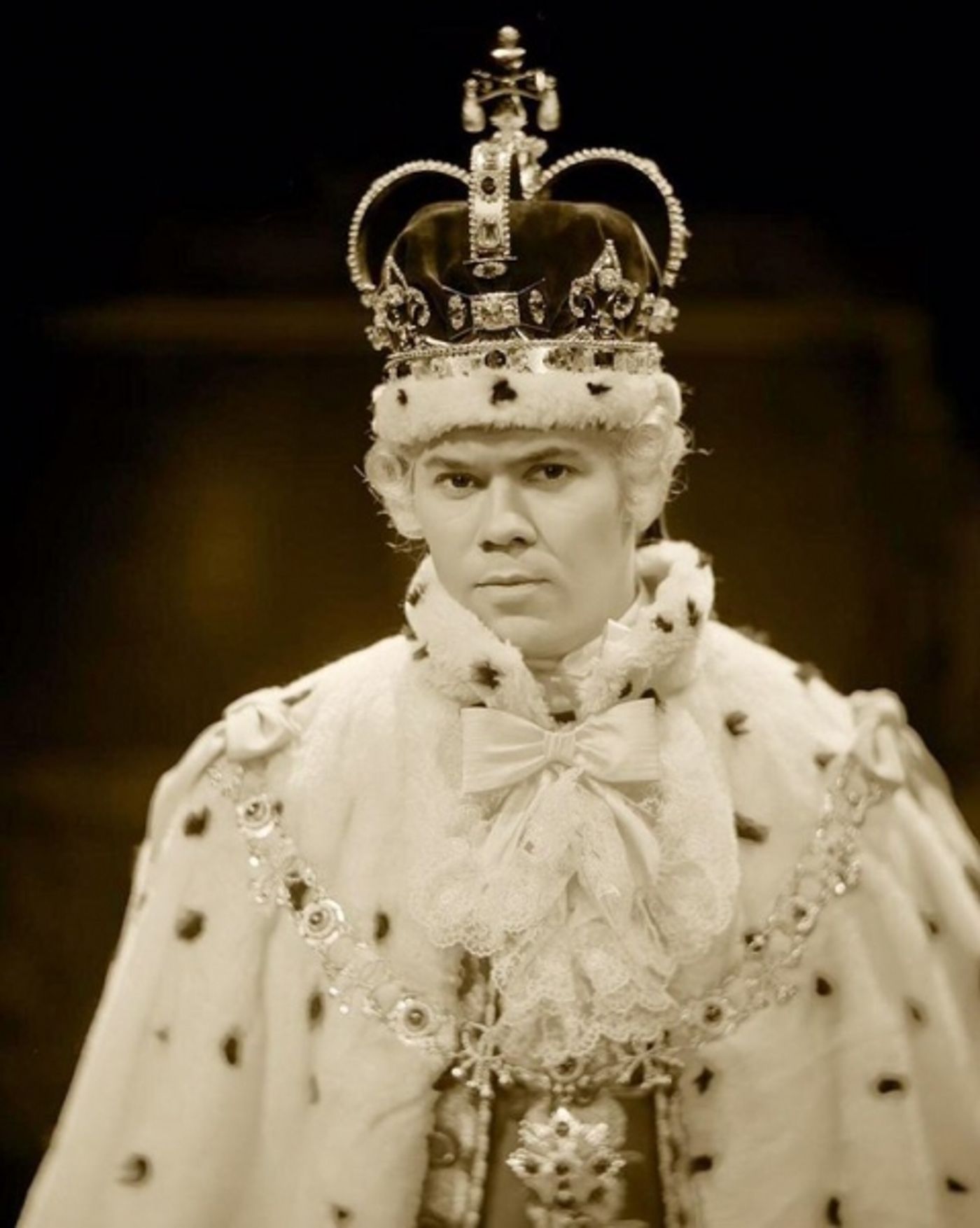 Photo Flash: HAMILTON's Andrew Rannells Dons King George Attire for Vintage Photo  Image