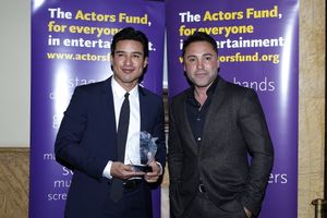 LOS ANGELES - DEC 3: Oscar De La Hoya, Mario Lopez at the The Actors Fundï¿½s Look Photo