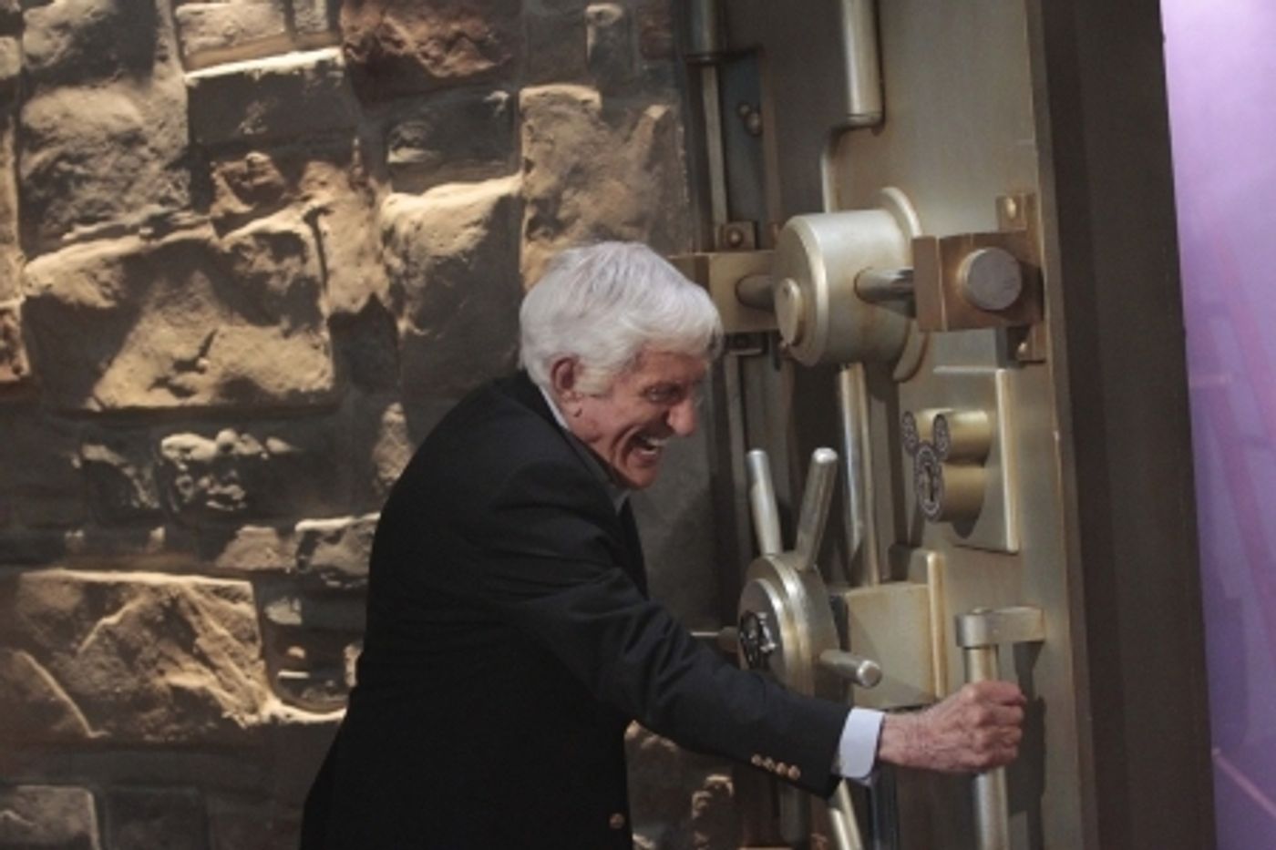 Photo Flash: Dick Van Dyke Hosts ABC's Broadcast of Disney Classic MARY POPPINS Tonight  Image