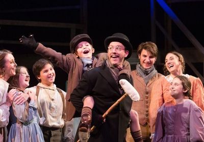 Teri Bibb (Broadwayâ€s Christine from Phantom) as Mrs. Cratchit, Sophie Massey, El Photo