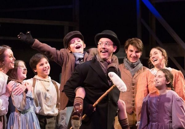 Teri Bibb (Broadwayâ€s Christine from Phantom) as Mrs. Cratchit, Sophie Massey, El Photo