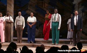 Jennifer Hudson with the cast @ BroadwayWorld Jennifer Hudson with the cast Photo
