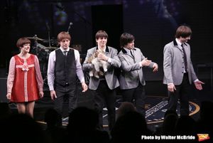 Justin Kirk with the cast  Photo