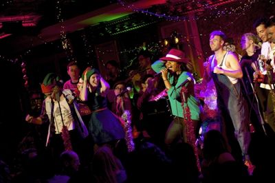 Badia Farha leads the crowd in ''I Wish You A Merry Merry Christmas'' Photo