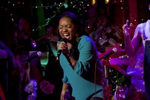 Badia Farha leads the crowd in ''I Wish You A Merry Merry Christmas'' Photo