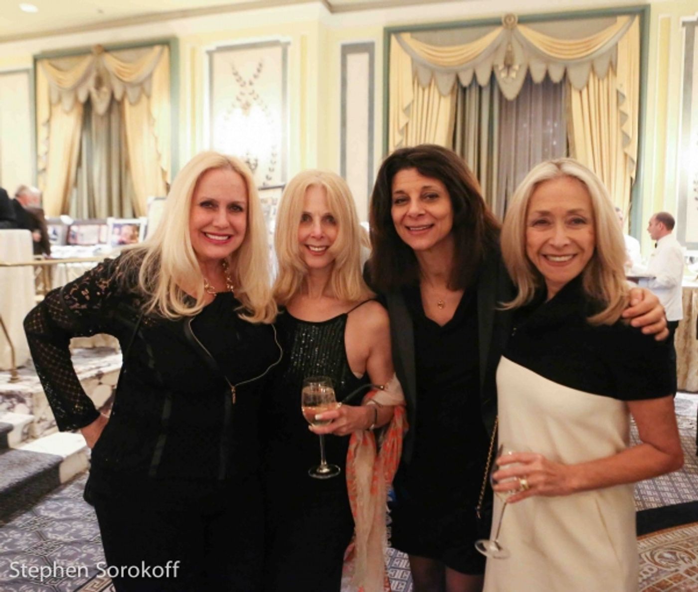 Photo Coverage: Dionne Warwick, Wayne Newton, Steve Tyrell, Robert Davi Perform at Friars Sinatra Celebration  Image