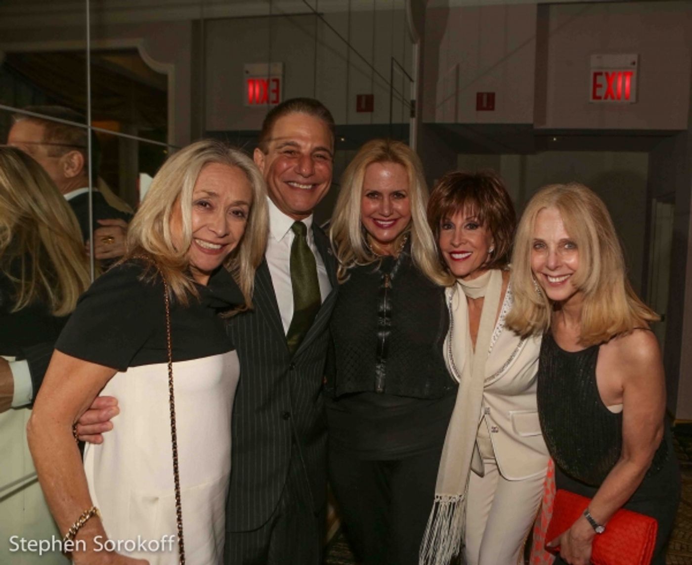 Photo Coverage: Dionne Warwick, Wayne Newton, Steve Tyrell, Robert Davi Perform at Friars Sinatra Celebration  Image