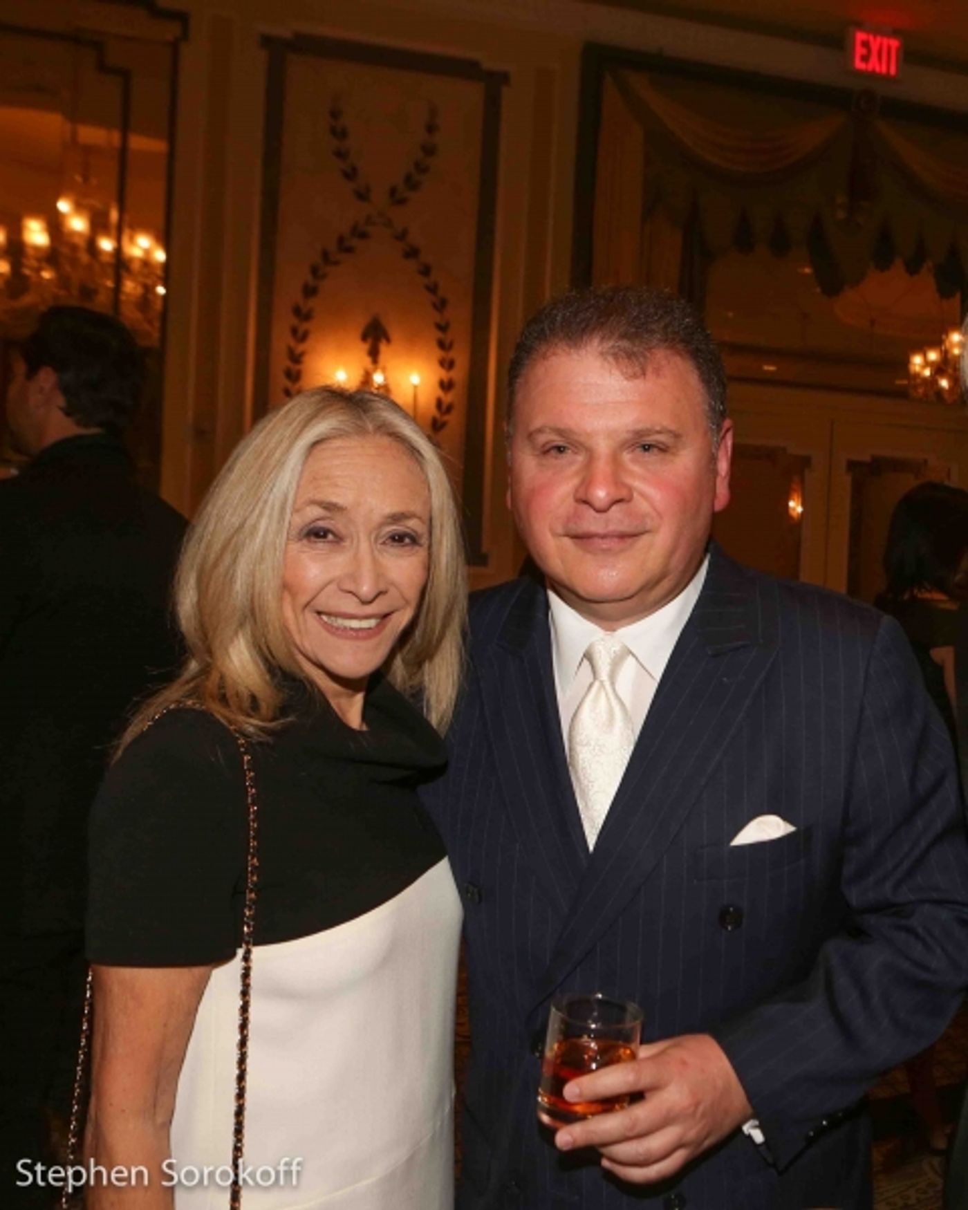 Photo Coverage: Dionne Warwick, Wayne Newton, Steve Tyrell, Robert Davi Perform at Friars Sinatra Celebration  Image