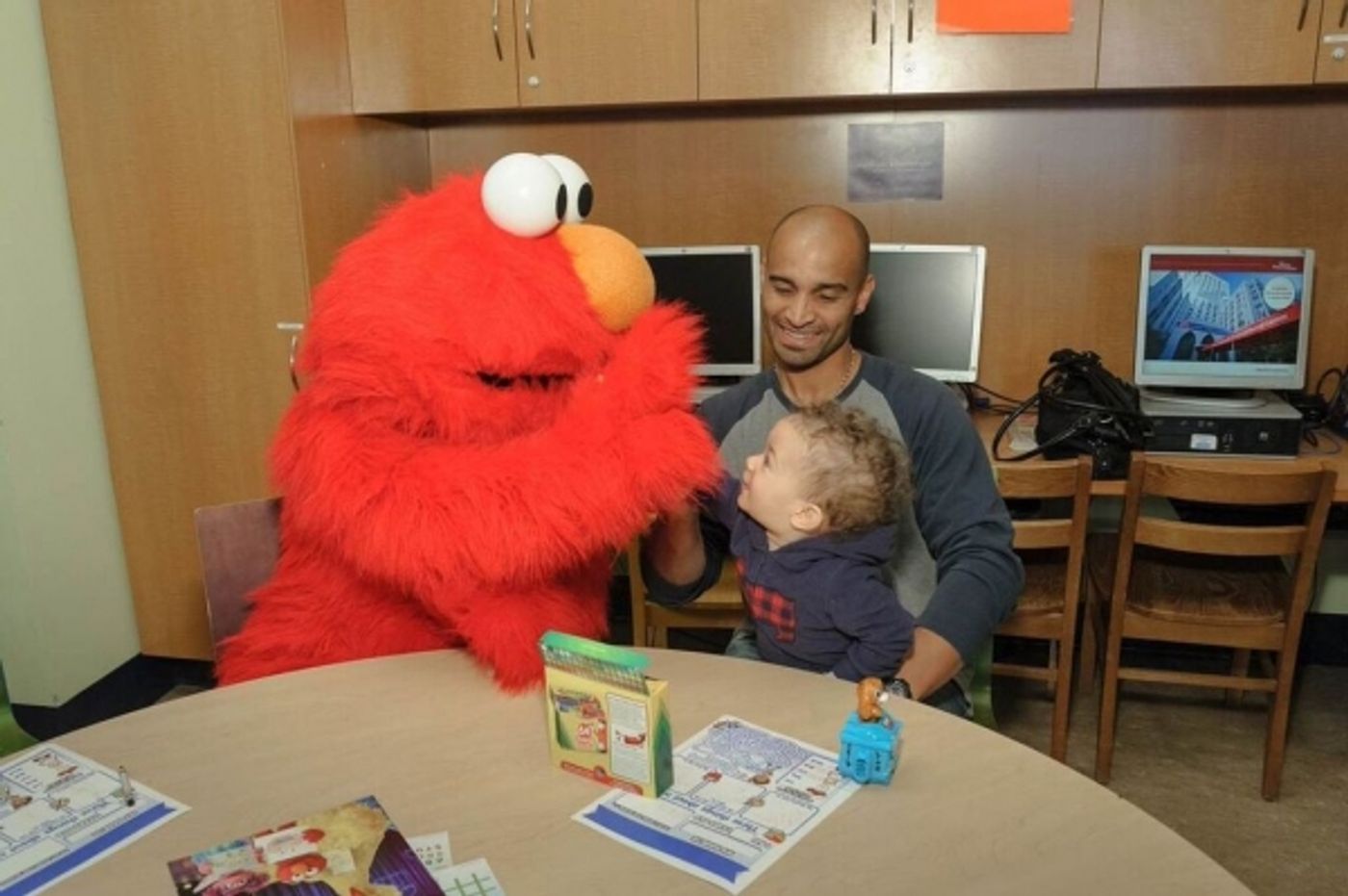 Photo Flash: SESAME STREET LIVE's Elmo & Grover Visit NewYork-Presbyterian Morgan Stanley Children's Hospital  Image