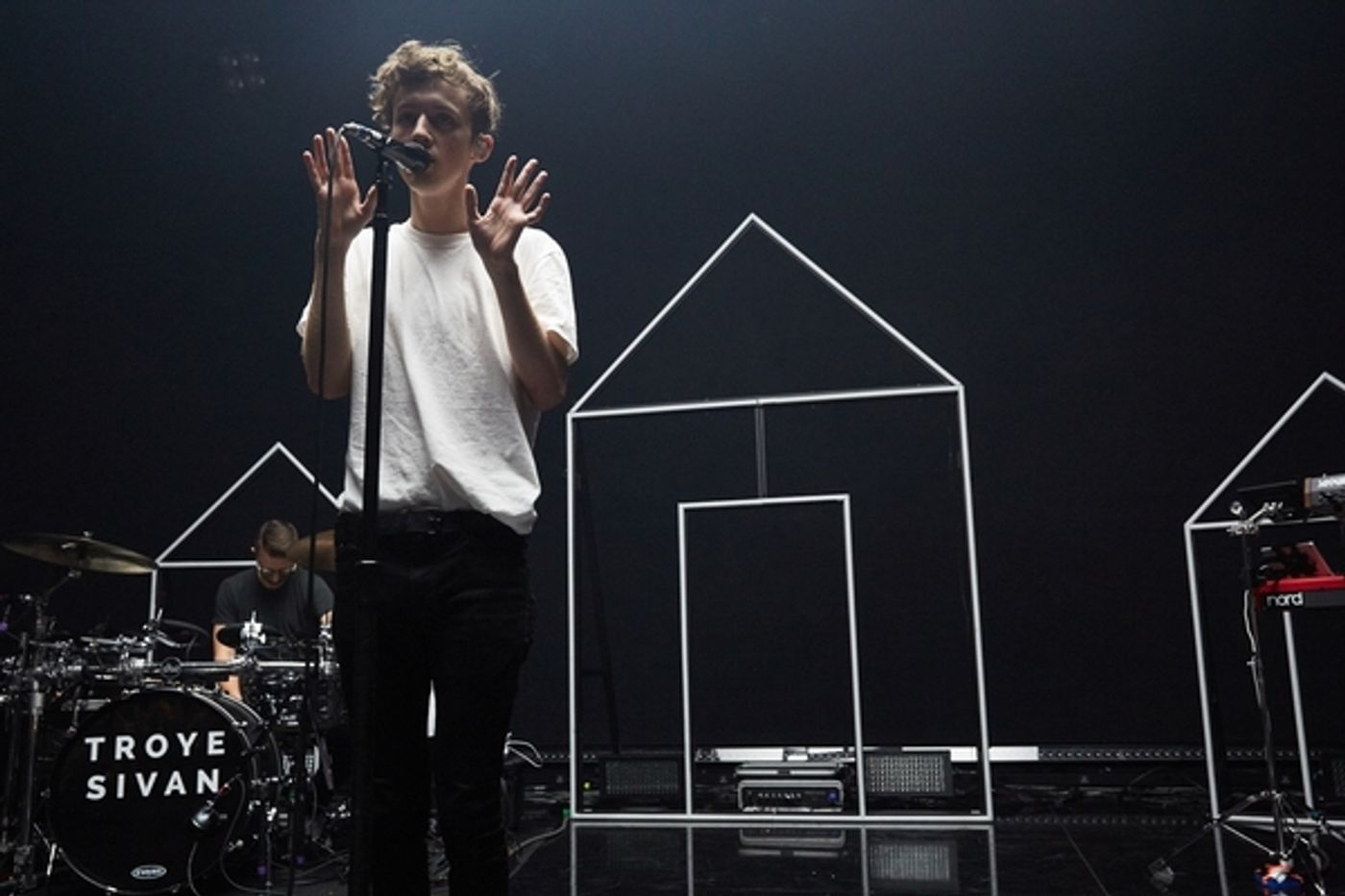 Photo Flash: Troye Sivan Performs Live at the iHeartRadio Theater in LA  Image