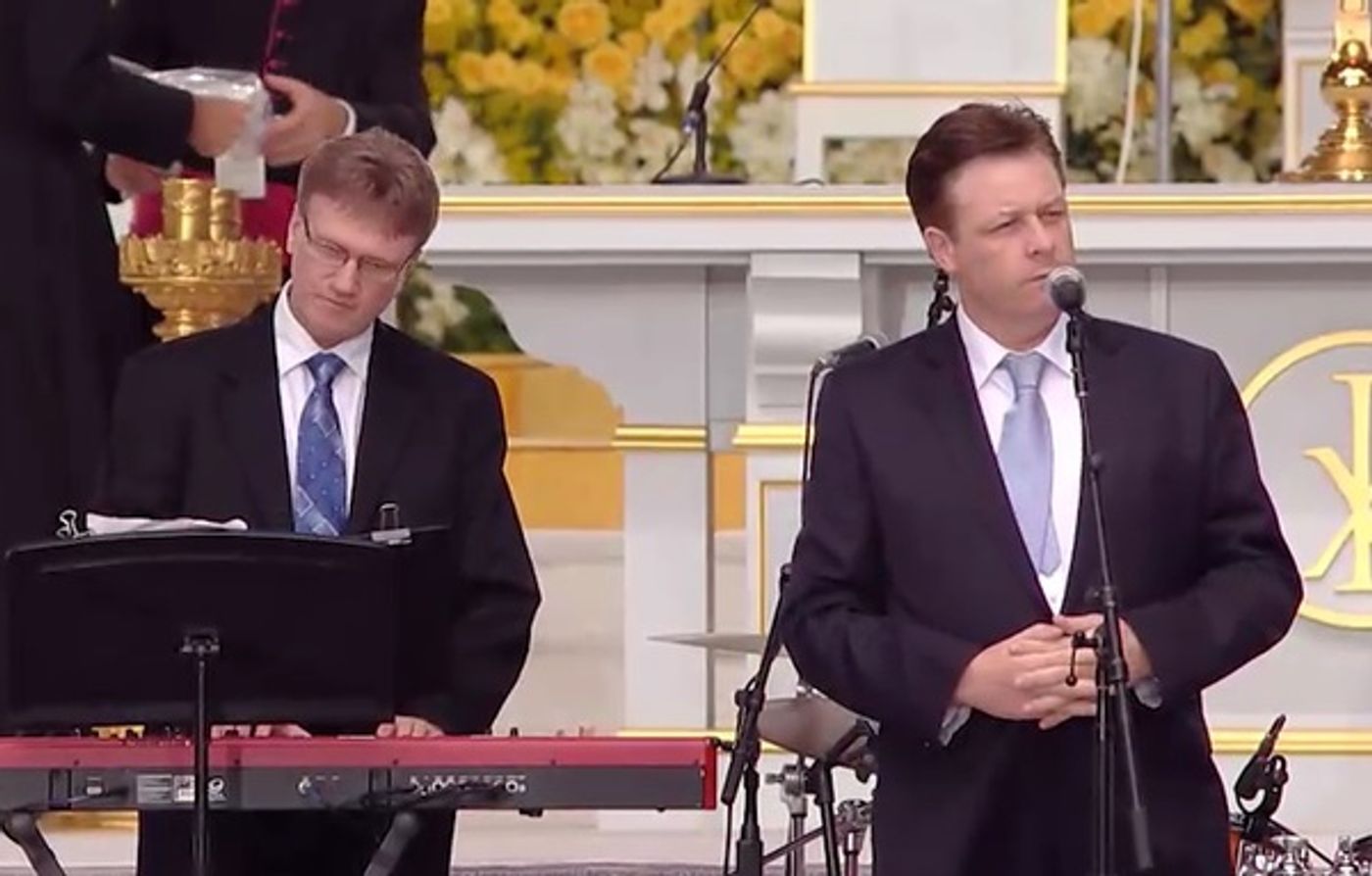 Photo Flash: Tenor Anthony Kearns Sings at Pre-Mass Concert for Pope Francis  Image