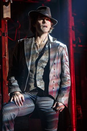 Steven Pasquale (Jamie Lockhart) Photo