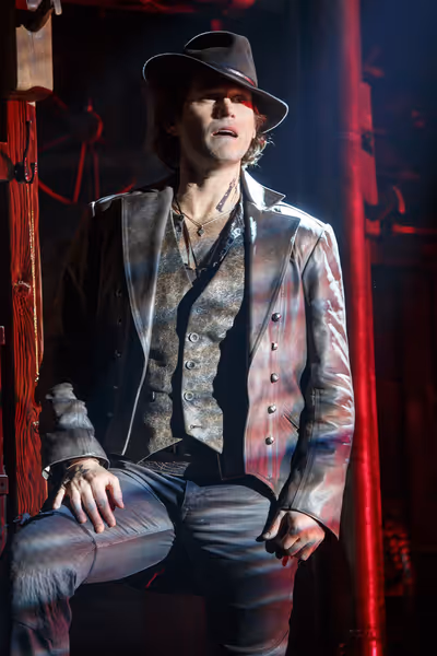 Steven Pasquale (Jamie Lockhart) Photo