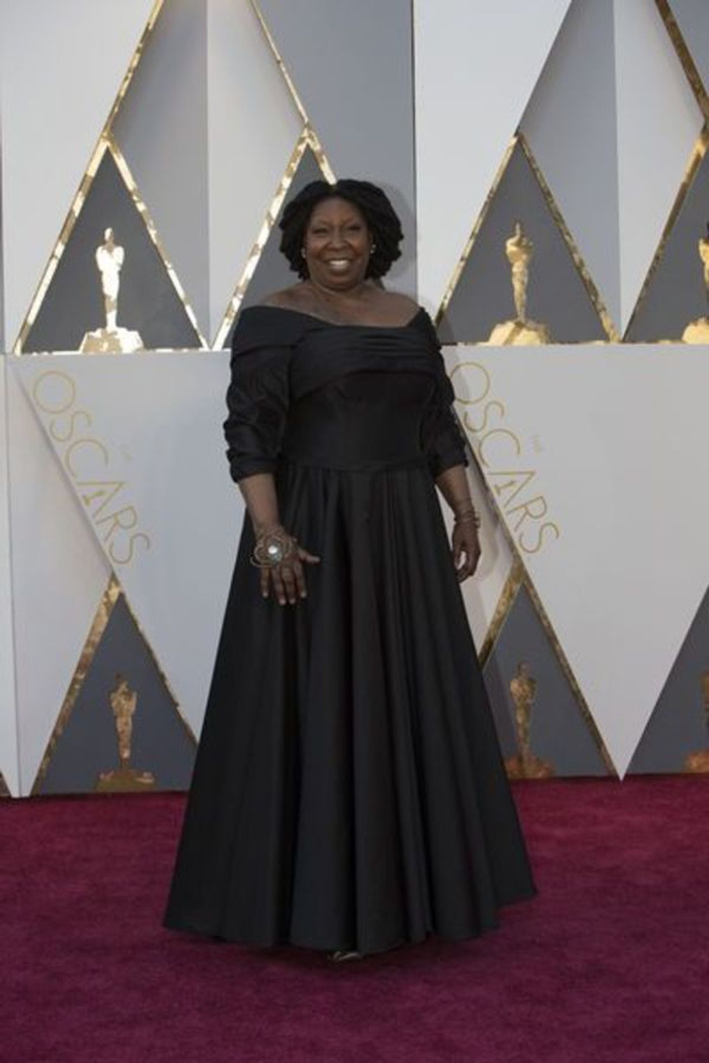 Photo Flash: Emily Blunt, Saoirse Ronan & More Grace OSCARS Red Carpet  Image