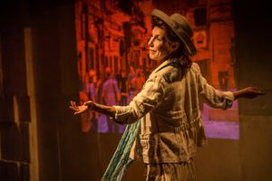 Lisa Robins @ BroadwayWorld Lisa Robins Photo