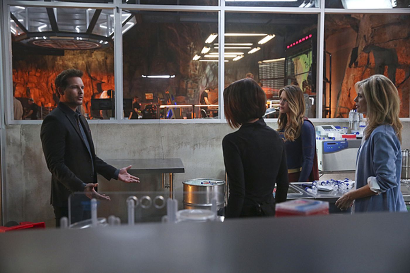 Photo Flash: SUPERGIRL Risks Everything in Season One Finale! Photo Flash: SUPERGIRL Risks Everything in Season One Finale! Image