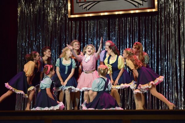 Olivia Williams and the Hotbox girls sing Bushel and a Peck
 Photo