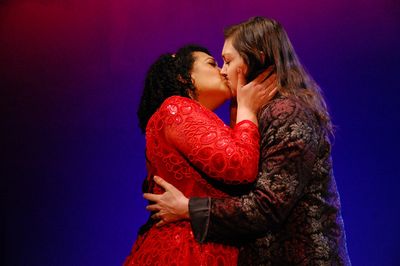 Tiffany Abercrombie (Katharina), Elisabeth Preston (Petruchio) Photo