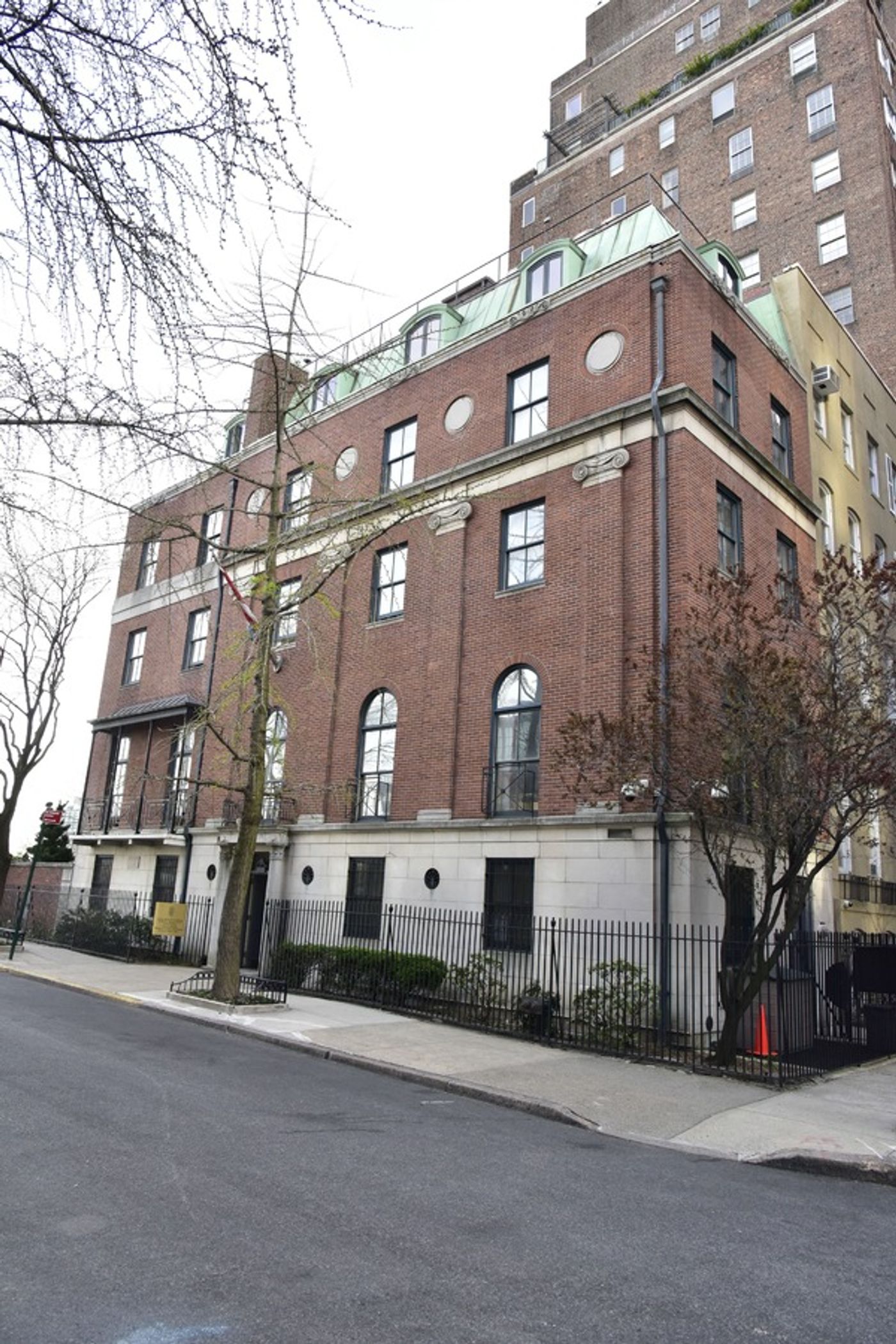 Photo Flash: Hershey Felder Offers Sneak Peek of Irving Berlin Solo Show at Subject's Former Home  Image