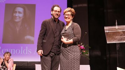 Sam Gold presents the Lee Reynolds Award to Lisa Kron Photo