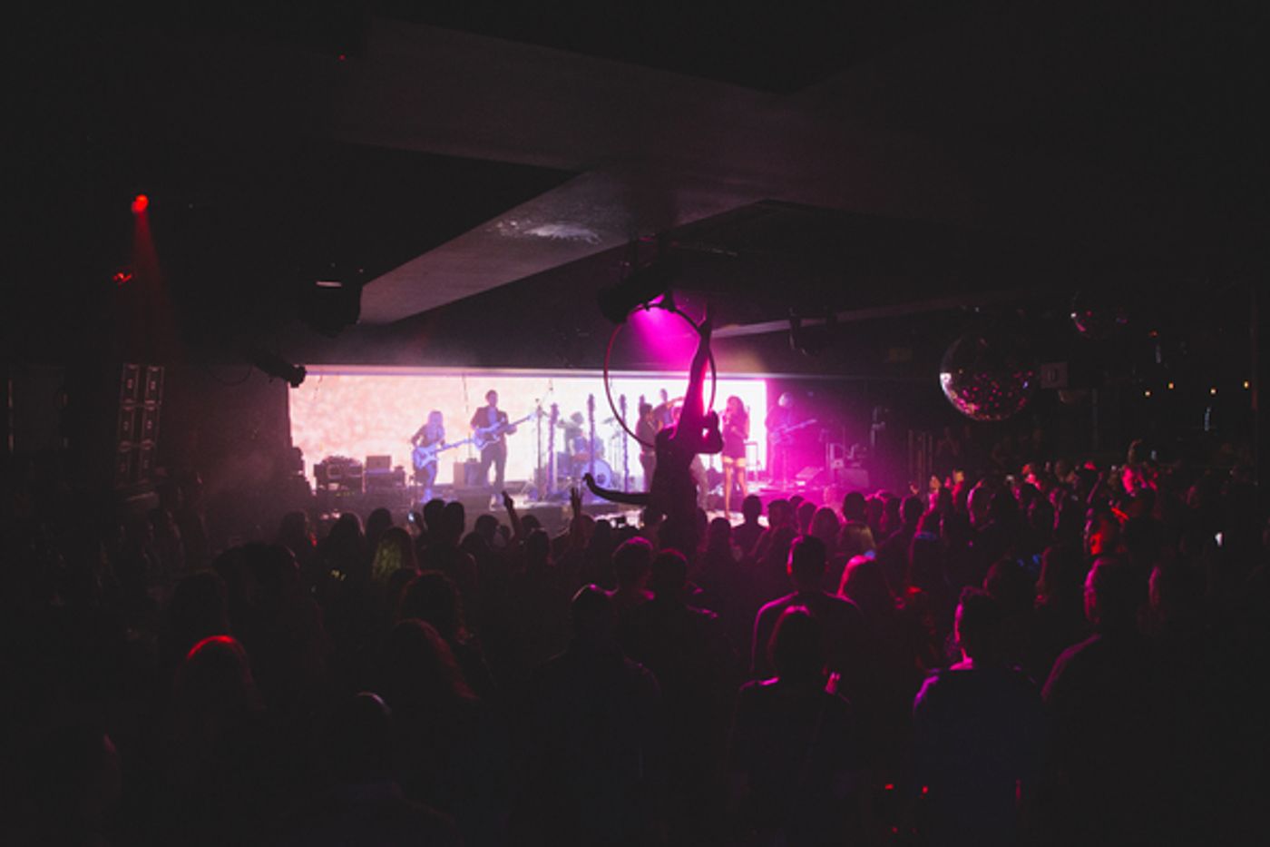 Photo Flash: Lena Hall, Robin De Jesus & More Pay Tribute to Prince at 42West  Image