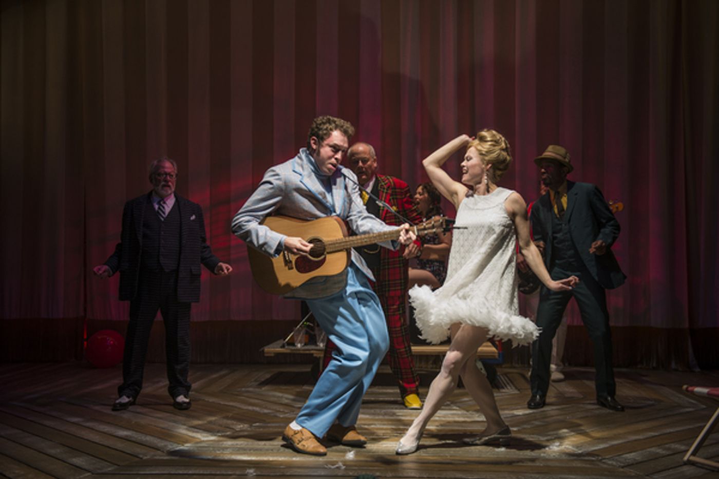 Photo Flash: First Look at ONE MAN, TWO GUVNORS at Court Theatre  Image