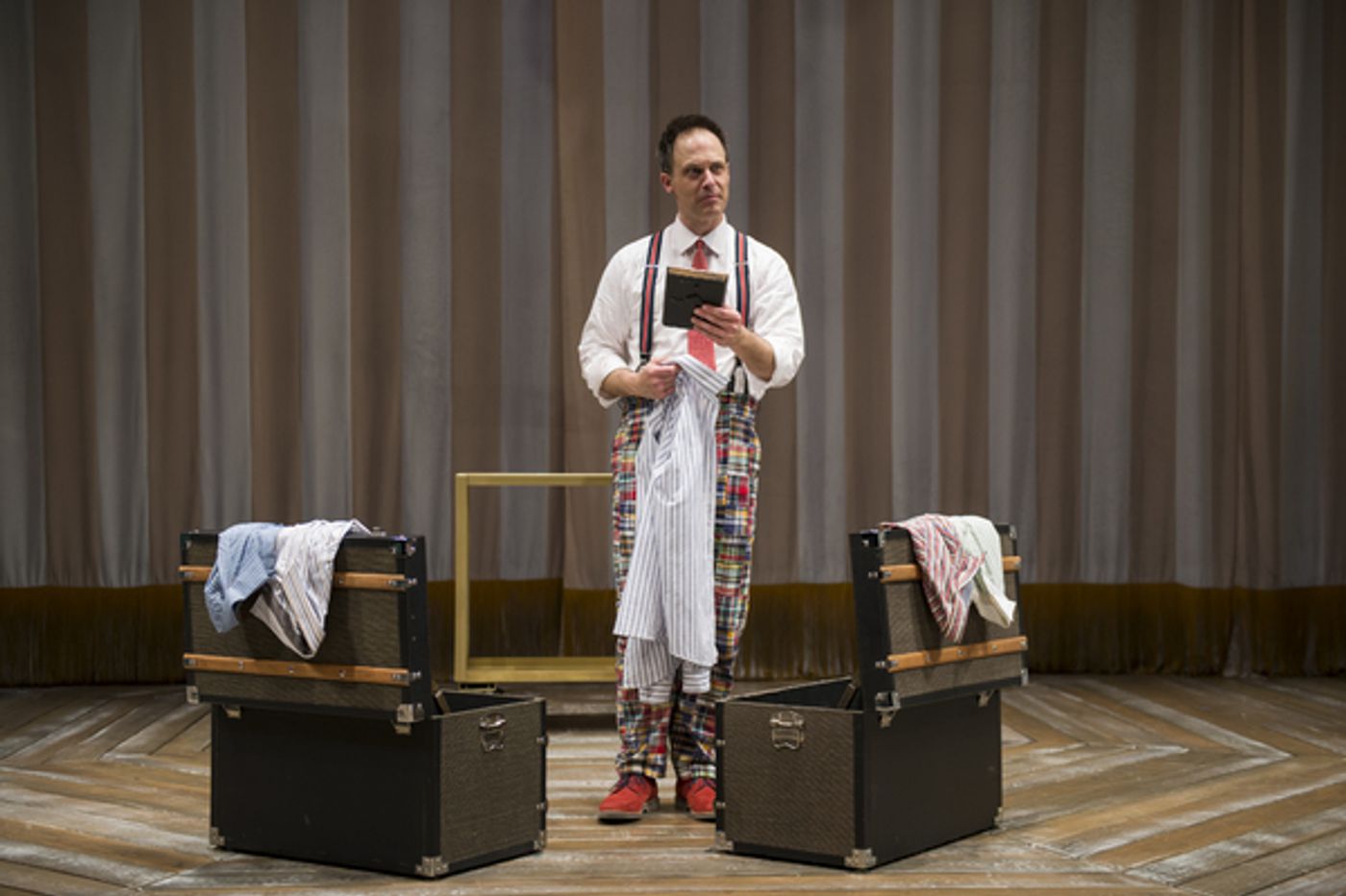 Photo Flash: First Look at ONE MAN, TWO GUVNORS at Court Theatre  Image