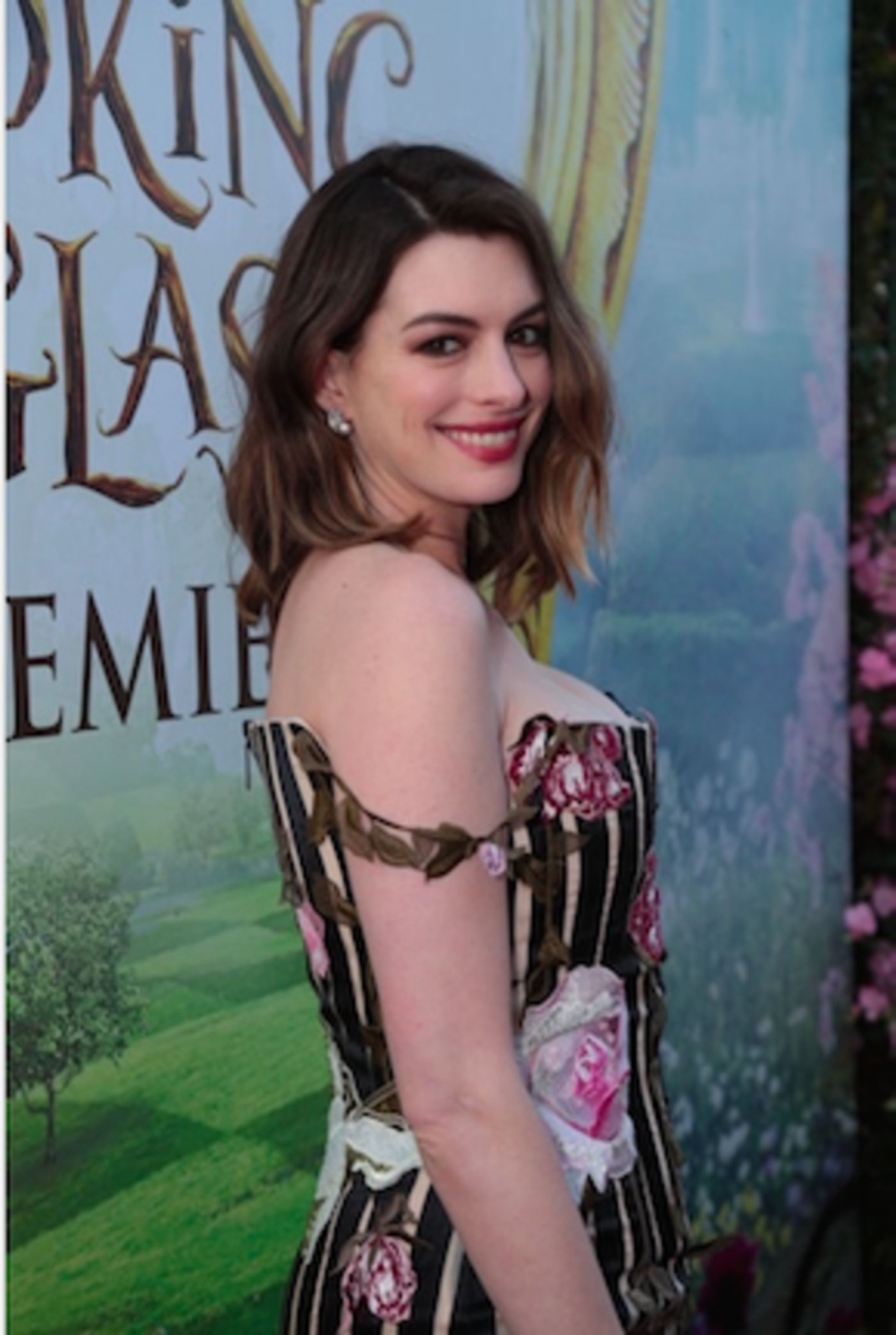 Photo Flash: Anne Hathaway & Attend 'THROUGH THE LOOKING GLASS' Hollywood Premiere Photo Flash: Anne Hathaway & Attend 'THROUGH THE LOOKING GLASS' Hollywood Premiere Image