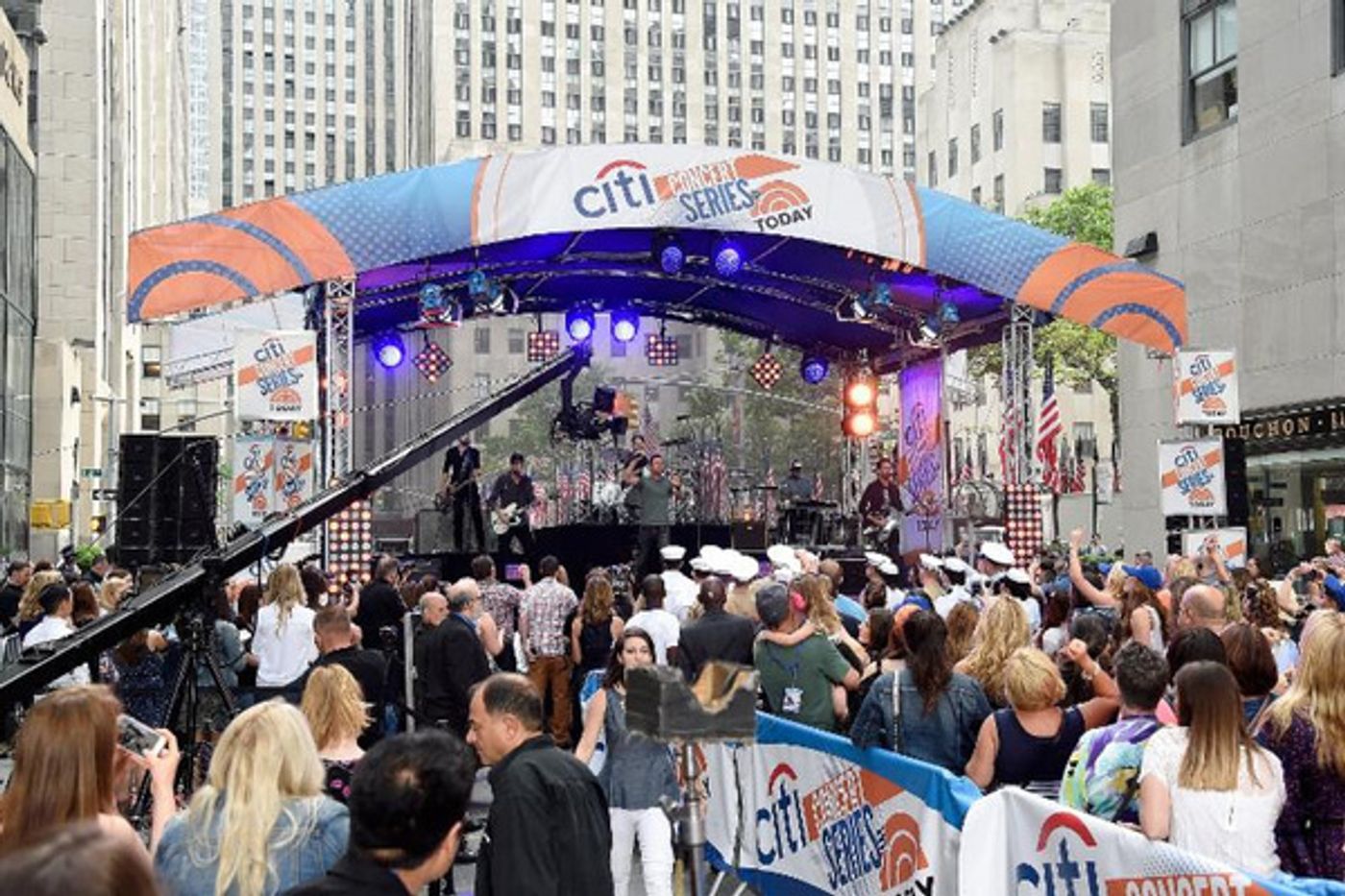 Photo Flash: Dierks Bentley Performs Live on NBC's TODAY  Image