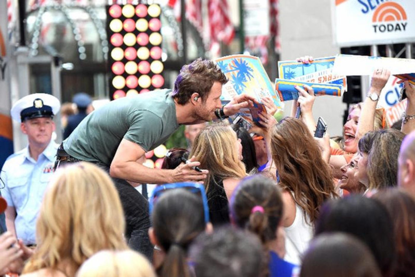 Photo Flash: Dierks Bentley Performs Live on NBC's TODAY  Image