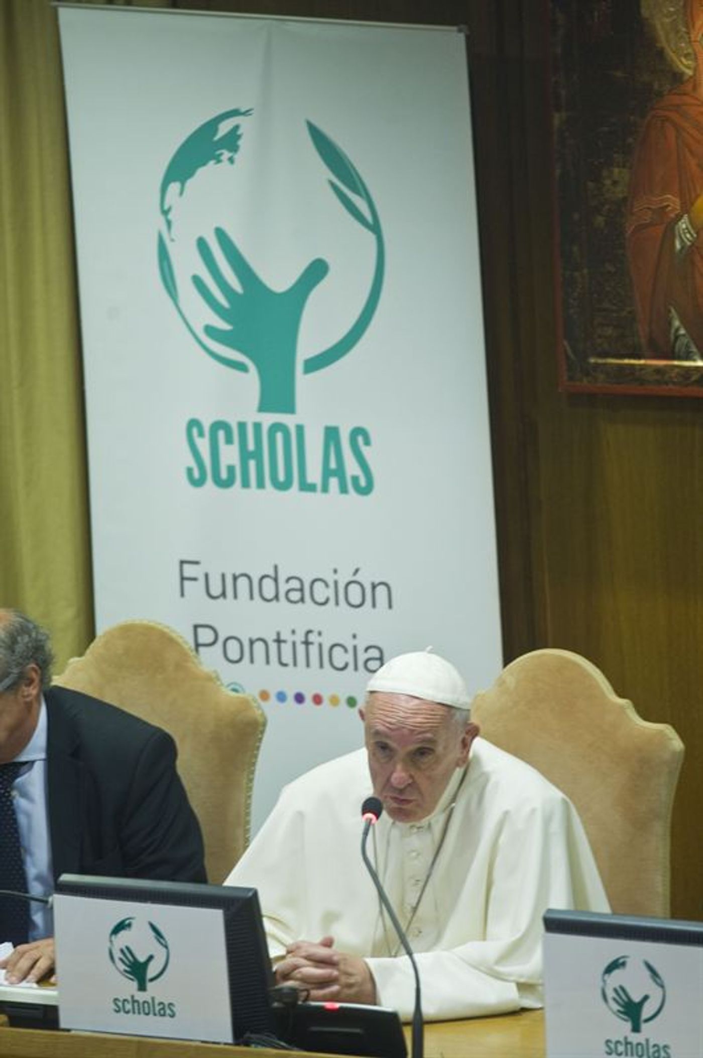 Photo: Telemundo Presents 'Innovation Award' to Pope Francis' Education Initiative  Image