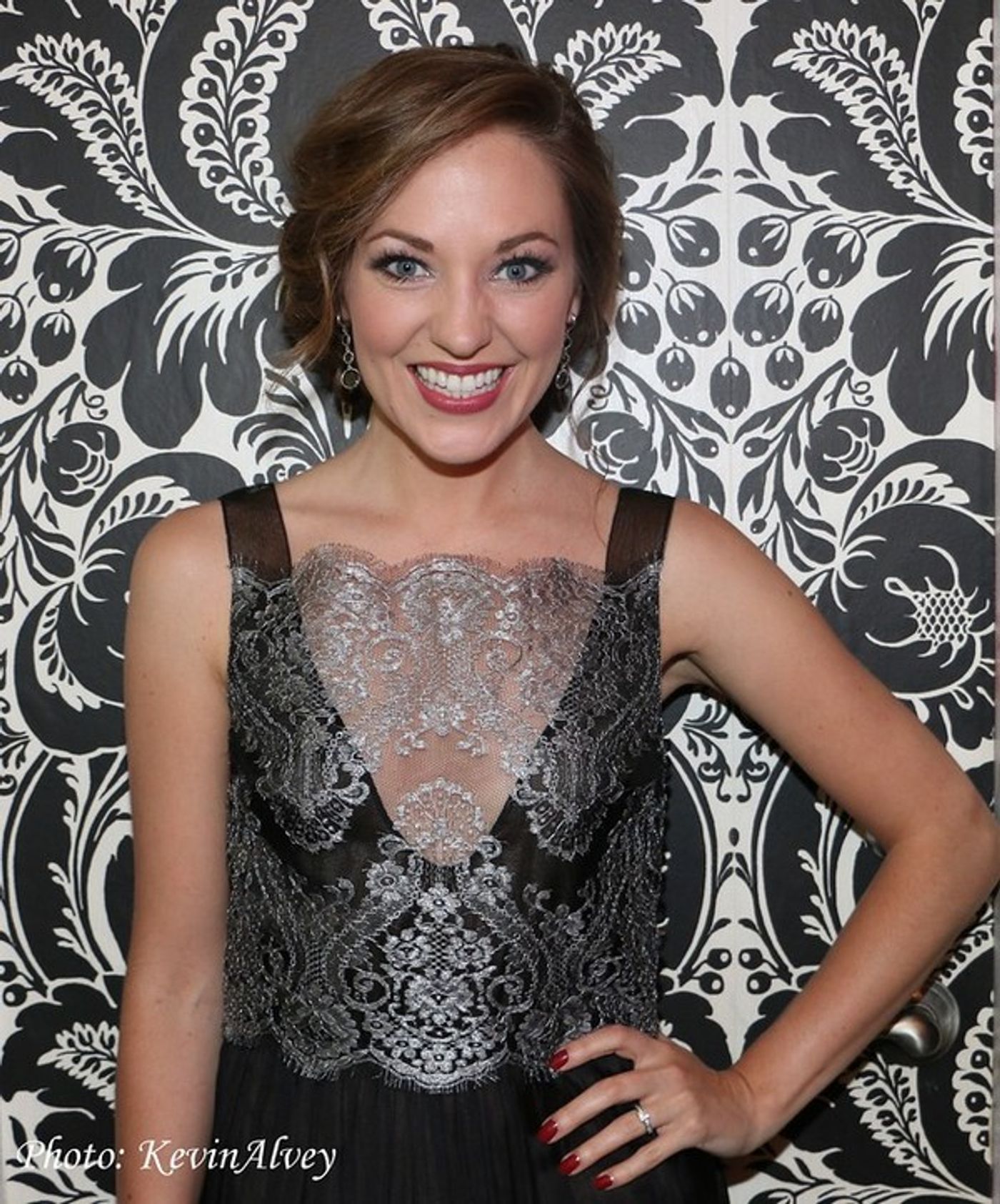 Photo Flash: Tony Nominee Laura Osnes Performs at Birdland  Image