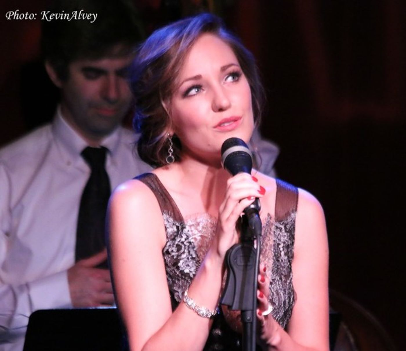 Photo Flash: Tony Nominee Laura Osnes Performs at Birdland  Image